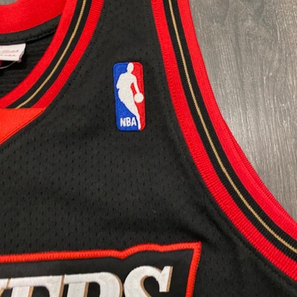 Mitchell & Ness Authentic Allen Iverson Philadelphia 76ers Road 1997-98 Jersey - Picture 3 of 6